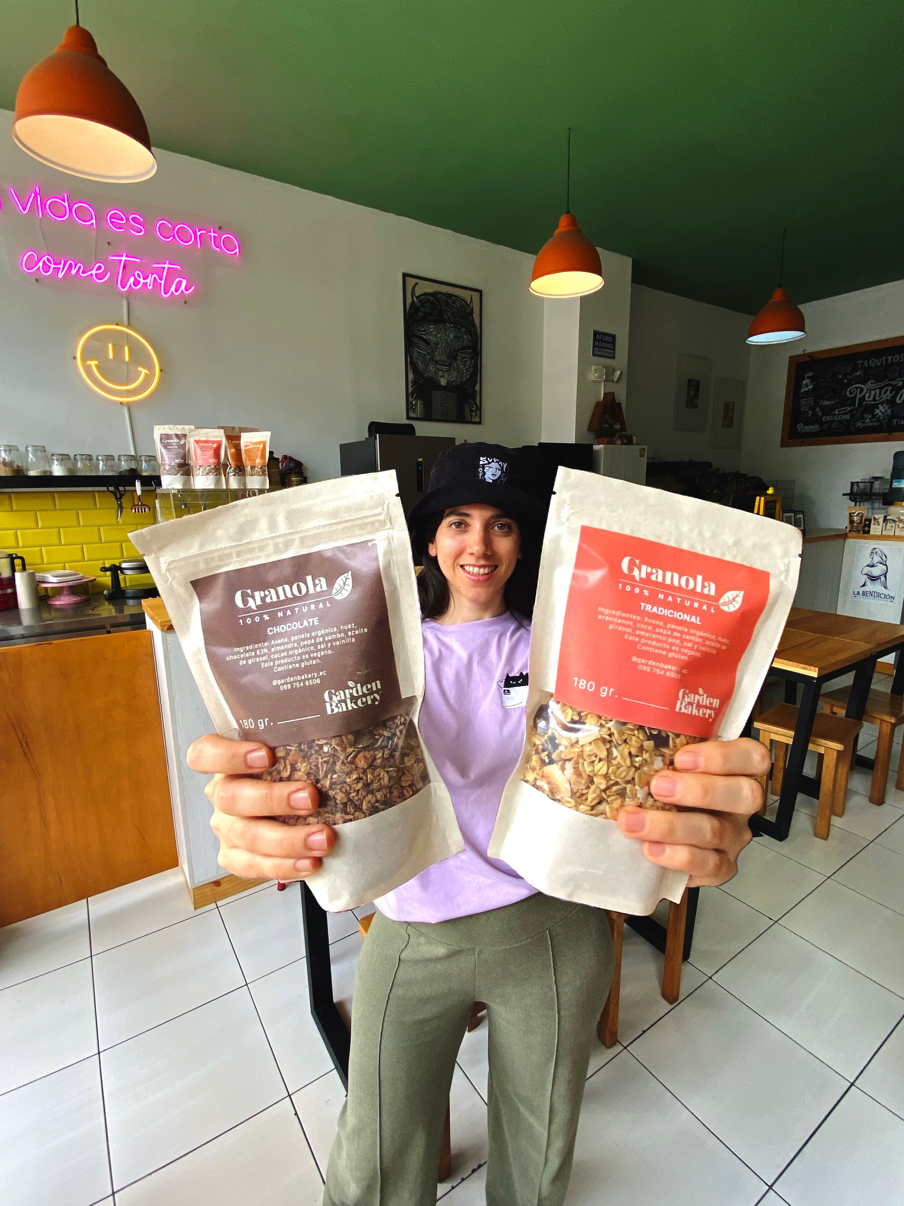 Dominique preparando granola